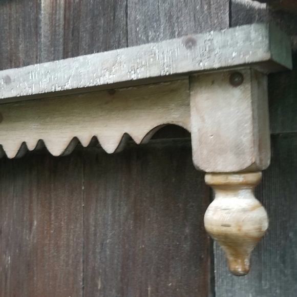 Distressed white washed rustic farmhouse country scalloped edge thin wall shelf - Picture 6 of 12